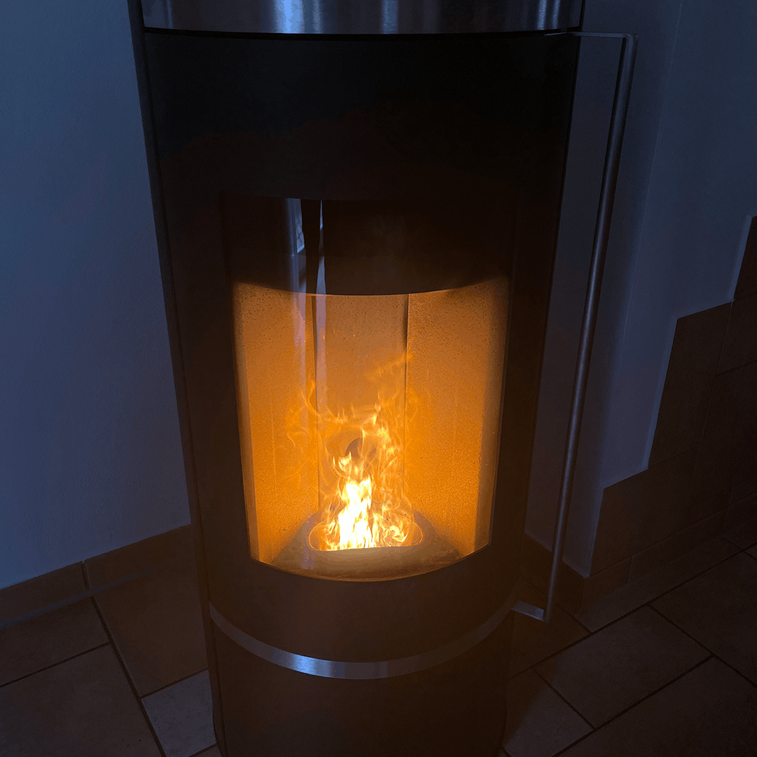 wassergeführter Pelletofen im Wohnraum