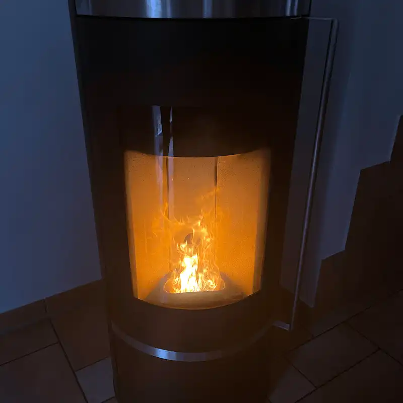 wassergeführter Pelletofen im Wohnraum