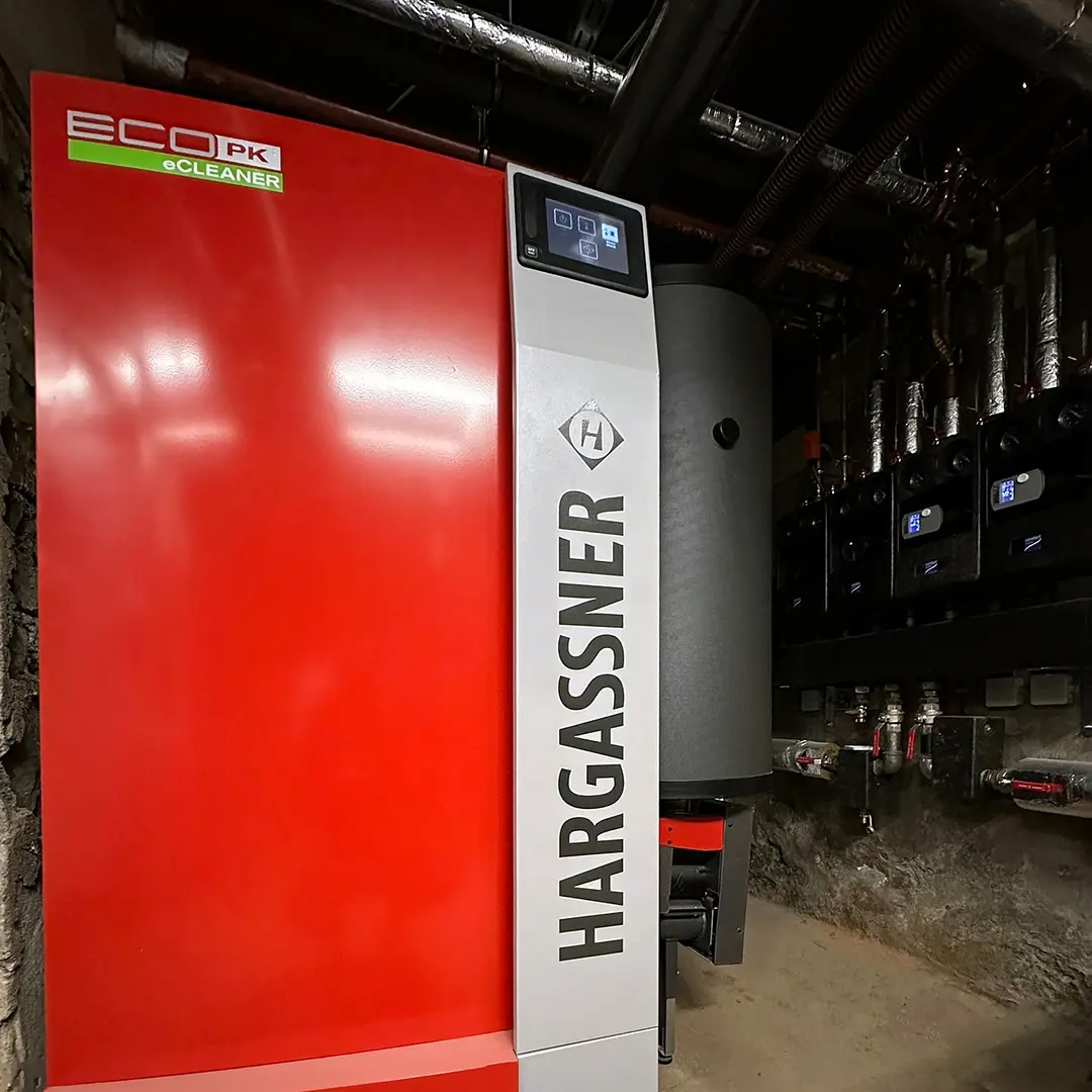 Zu sehen ist ein Ausschnitt des Heizraums. Im Mittelpunkt steht die SolvisMax heizzentrale
